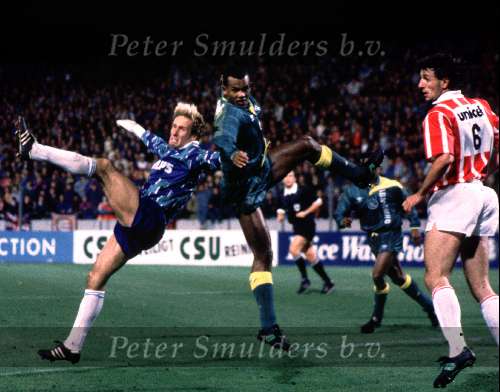 PSV-AJAX 1990
Hans v Breukelen wordt belaagd door Marciano vink rechts Popescu