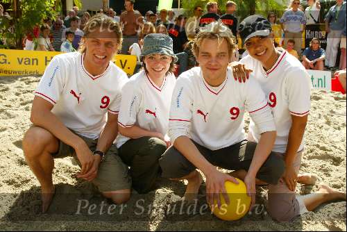 Rotterdam 2 juni 2002
Beachvolleybal tournoor van THE BAR
Sander Foppele en Winston Post
Sonja Silva Kim Lian v d Meij