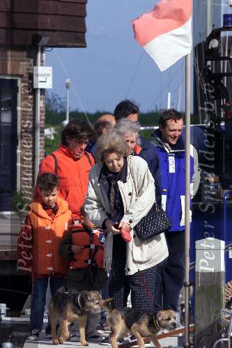 Muiden 6 mei 2001

Koningin beatrix neemt haar hondjes mee als ze gaat varen met de Groene Draeck.

Peter Smulders bv