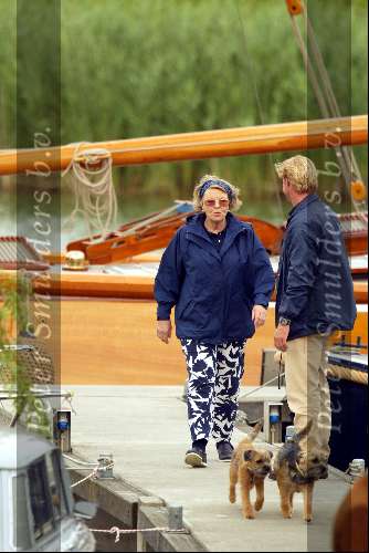 Muiden 17 juni 2002

Koningin beatrix neemt haar hondjes mee als ze gaat varen met de Groene Draeck.
