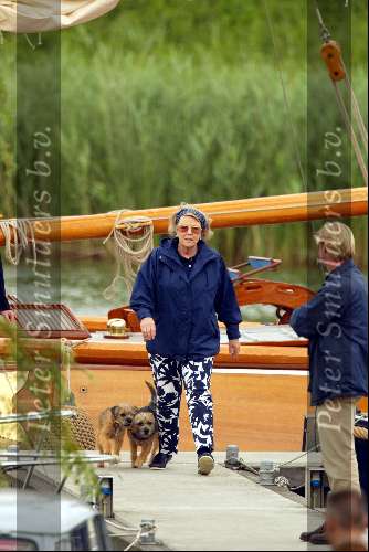 Muiden 17 juni 2002
Koningin beatrix neemt haar hondjes mee als ze gaat varen met de Groene Draeck.
Peter Smulders bv