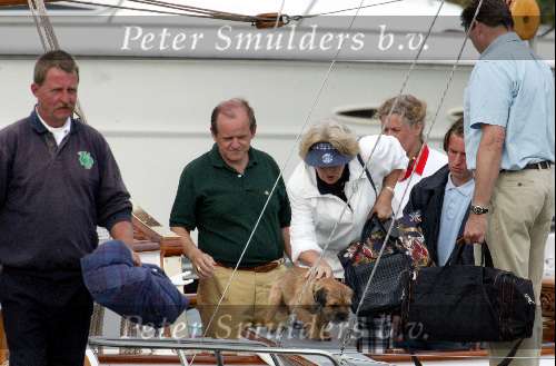 Muiden 22 juni 2003
Koningin beatrix neemt haar hondjes mee als ze gaat varen met de Groene Draeck.
peter smulders bv