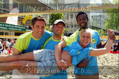 Rotterdam 2 juni 2002
Beachvolleybal tournoor van THE BAR
Mathias Scholten Joost Buitenweg John Williams en Anneke Beukman