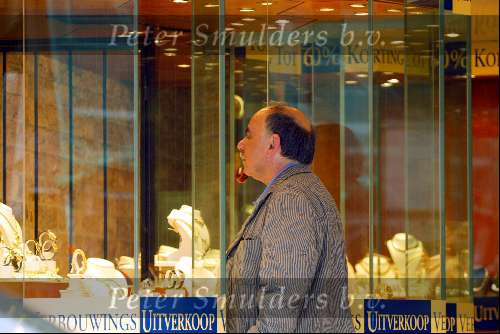 Amsterdam 6 juni 2002
Ralph Inbar bij vitrine juwelier