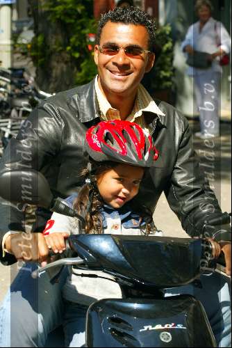 Amsterdam 1 juni 2002
Ruud Gullit en Joelle op scooter