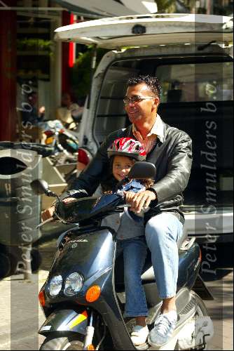 Amsterdam 1 juni 2002
Ruud Gullit met joelle op scooter