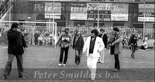 Het Kasteel 1981
Optreden van Andre Hazes voor de wedstrijd tussen Sparta-PSV. Links fotografen George Verbaan, Piet v d Klooster en Ton de Haan