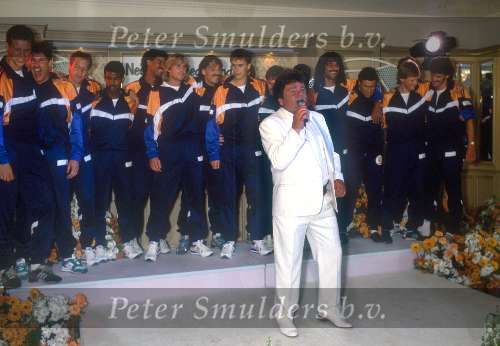 Hotel Huys ter Duin in Noordwijk 1988
Andre Hazes zingt zijn lied speciaal geschreven voor het EK 1988 met een groot gedeelte van het Nederlands elftal