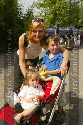 Kaatsheuvel 22 juni 2003
Opening nieuwe show in de efteling
Ariane Spier met kinderen