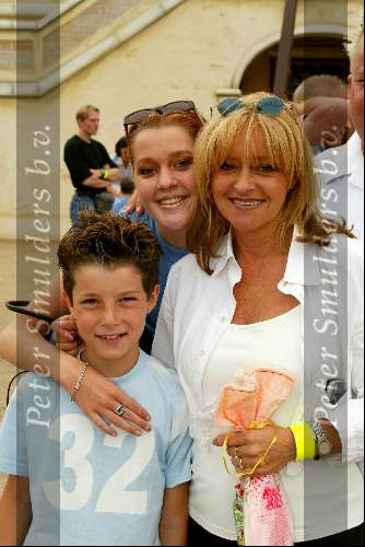 Kaatsheuvel 22 juni 2003
Opening nieuwe show efteling
Corry Konings met kinderen