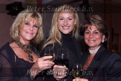 Amsterdam 2 oktober 2000
Modeshow Sheila de Vries in hotel l Europe.
Christine Kronenberg Christine v d Horst en Astrid Engels allen met een glaasje wijn