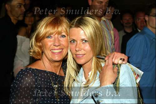 Rotterdam 8 mei 2003
Premiere Onze Jeugd met katja schuurman johnny de mol jr en teun Kuilboer in oude luxor theater
willeke alberti met danielle van t schip