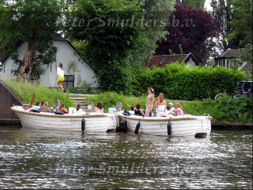 Sloepen die wachten bij de sluis De Vecht