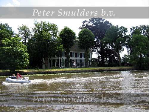 Villa aan de Vecht met jeugd die aan het varen is.
Sloepentocht