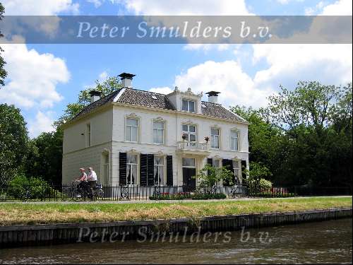 Villa en fietsers aan de Vecht
Sloepentocht