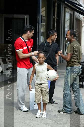 Amsterdam 3 juni 2003
dean gorre met zijn zoontje  voetballen  op pc hooftstraat