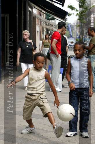 Amsterdam 3 juni 2003
dean gorre met zijn zoontje  voetballen  op pc hooftstraat