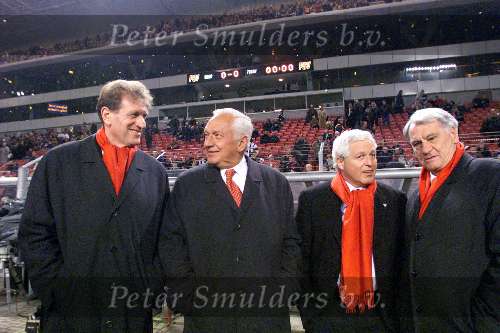 Eindhoven, 2 februari 1999
v.l.n.r. De clubartsen van PSV, Arthur Wolf, Carel v d Brekel, Cees Rein v d Hoogenband en Bobby Robson