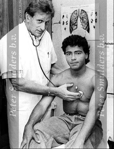 Dr. Arthur Wolf onderzoekt Romario