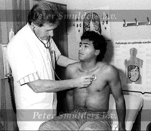 Dr. Arthur Wolf onderzoekt Romario
1989