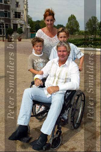 Kaatsheuvel 22 juni 2003
Opening nieuwe show in de efteling
Dries Roelvink in rolstoel met gezin