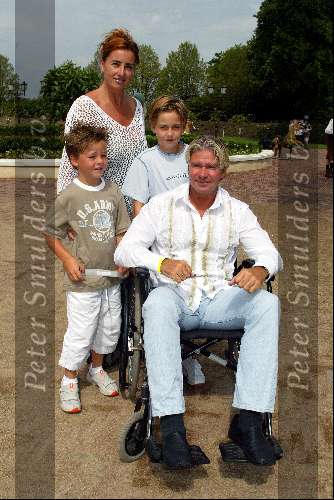 Kaatsheuvel 22 juni 2003
Opening nieuwe show in de efteling
Dries Roelvink in rolstoel met gezin