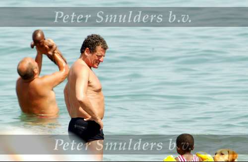 Marbella 15 juni 2003
Edwin de Vries met Paul de Leeuw en zijn kinderen