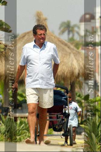 Marbella 15 juni 2003
Edwin de Vries wandelend met kinderwagen