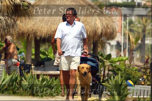 Marbella 15 juni 2003
Edwin de Vries wandelend met zijn hond