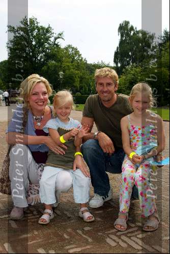 Kaatsheuvel 22 juni 2003
Opening nieuwe show in de efteling
Esther Duller met gezin