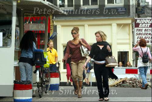 Amsterdam 19 juni 2003
Eva Mendes shoppend