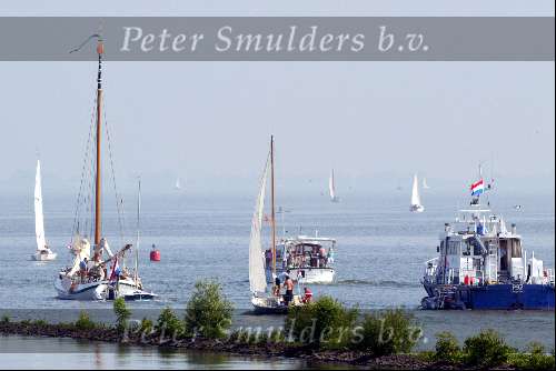 Muiden 1 juni 2003
Koningin Beatrix varen met de groene draeck samen met een politie boot