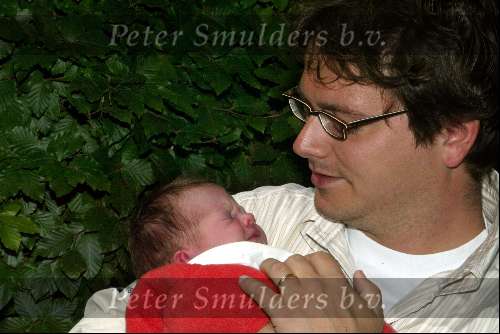 Tilburg 20 Juni 2003
Guus Meeuwis met zijn pas geboren dochter.