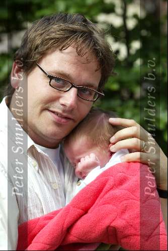 Tilburg 20 Juni 2003
Guus Meeuwis met zijn pas geboren dochter.