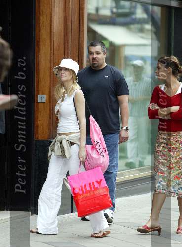 Amsterdam 3 juni 2003
Heather Loclear winkelen op de pc hooftstraat