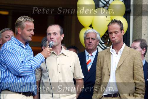 Alphen aan de rijn 9 juni 2003
Huldiging martin verkerk na finale roland garros
martin met tjerk bogstra henk angenent