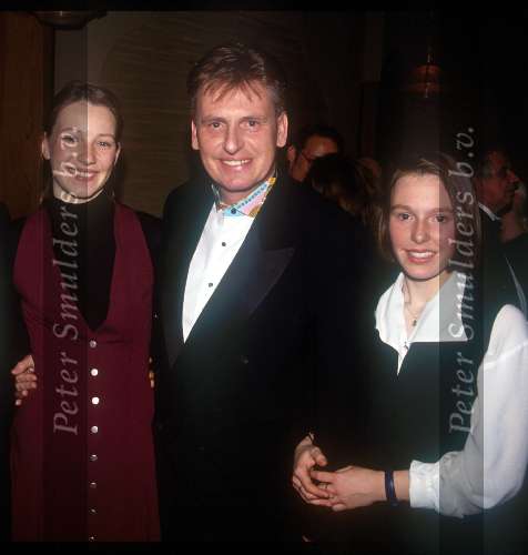 Henny Huisman 1991 met zijn twee dochters
