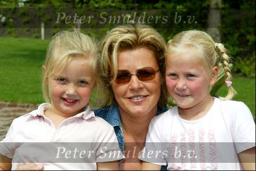 Kaatsheuvel 22 juni 2003
Opening nieuwe show in de efteling
Irene Moors met dochtertje (links)
