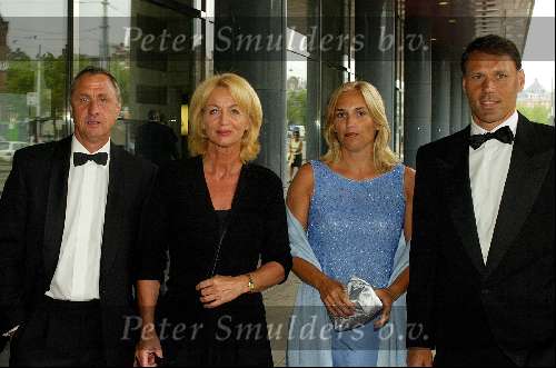 Amsterdam 3 juni 2003
Afscheid aron winter in het concertgebouw in amsterdam
johan cruyff met vrouw en marco v basten met vrouw