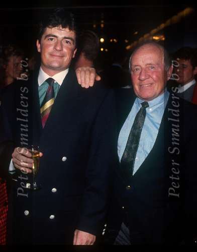 1993 Johnny Kraaijkamp Sr. en Johnny Kraaijkamp Jr. met een glaasje champagne