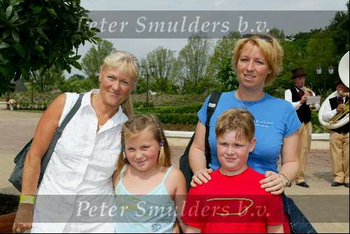 Kaatsheuvel 22 juni 2003
Opening nieuwe show in de efteling
Joke Alberts met dochter en kleinkinderen