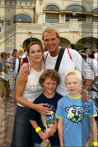 Kaatsheuvel 22 juni 2003
Opening nieuwe show in de efteling
Joop oonk met gezin
