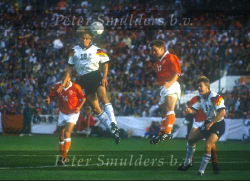 WK Voetbal Duitsland-Nederland, eindstand 2-1
Jurgen Klinsman in duel met Frank de boer