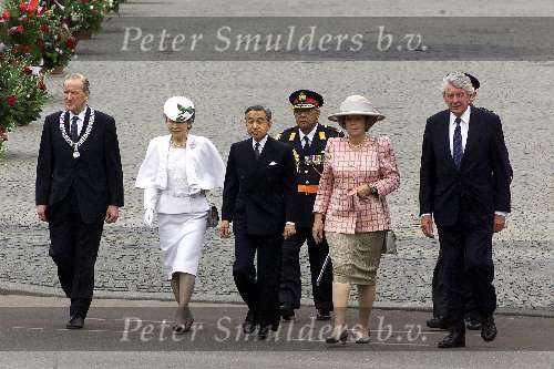 Amsterdam 23 mei 2000
De keizer en Keizerin van Japan bezoeken Nederland.
Koningin Beatrix   op de dam bij kranslegging.