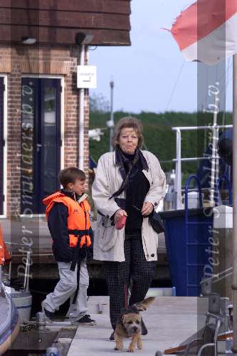 Muiden 6 mei 2001
Koningin beatrix neemt haar hondjes mee als ze gaat varen met de Groene Draeck.