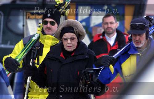 Lech 6 februari 2000
Koningin Beatrix met diverse mensen op skievakantie