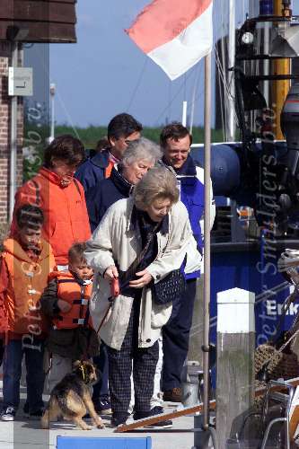 Muiden 6 mei 2001
Koningin beatrix neemt haar hondjes mee als ze gaat varen met de Groene Draeck.