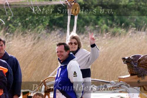 Muiden 6 mei 2001
Koningin Beatrix achter het roer van de Groene Draeck.