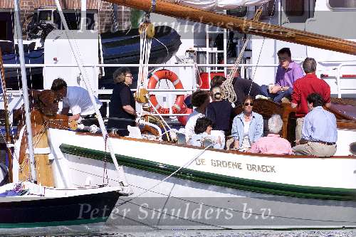 Muiden 07 mei 2000
Koningin Beatrix, Prins Constantijn en Laurentien Brinkhorst varen met de Groene Draeck