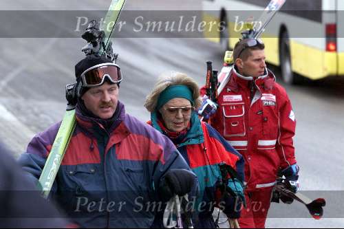 Lech, 8 februari 2001
Skivakantie Koninklijke familie
Koningin Beatrix met de ski\\\'s